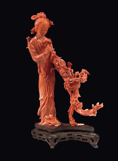 Figura di Guanyin Scolpita in Corallo con a Lato Ramo Fiorito e Cestino di Vimini, Cina, Inizio X...