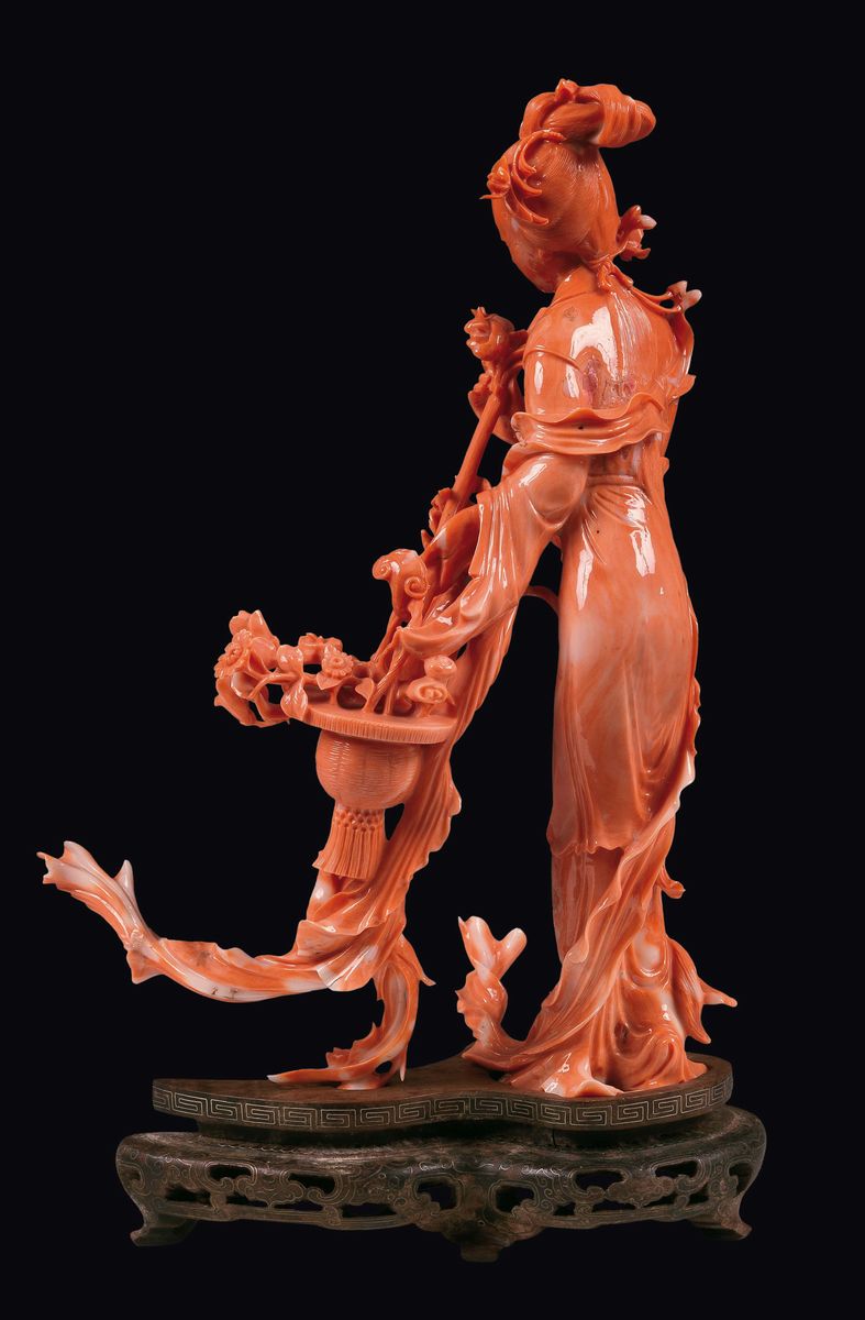 Figura di Guanyin Scolpita in Corallo con a Lato Ramo Fiorito e Cestino di Vimini, Cina, Inizio X...