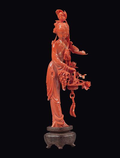 Figura di Guanyin Scolpita in Corallo con Grappolo D’uva e Rose, Cina, Inizio XX Secolo