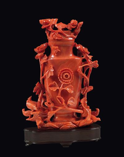 Vaso con Coperchio Scolpito in Corallo Adornato da Fiori, Uccellini e Farfalle a Rilievo, Cina, D...