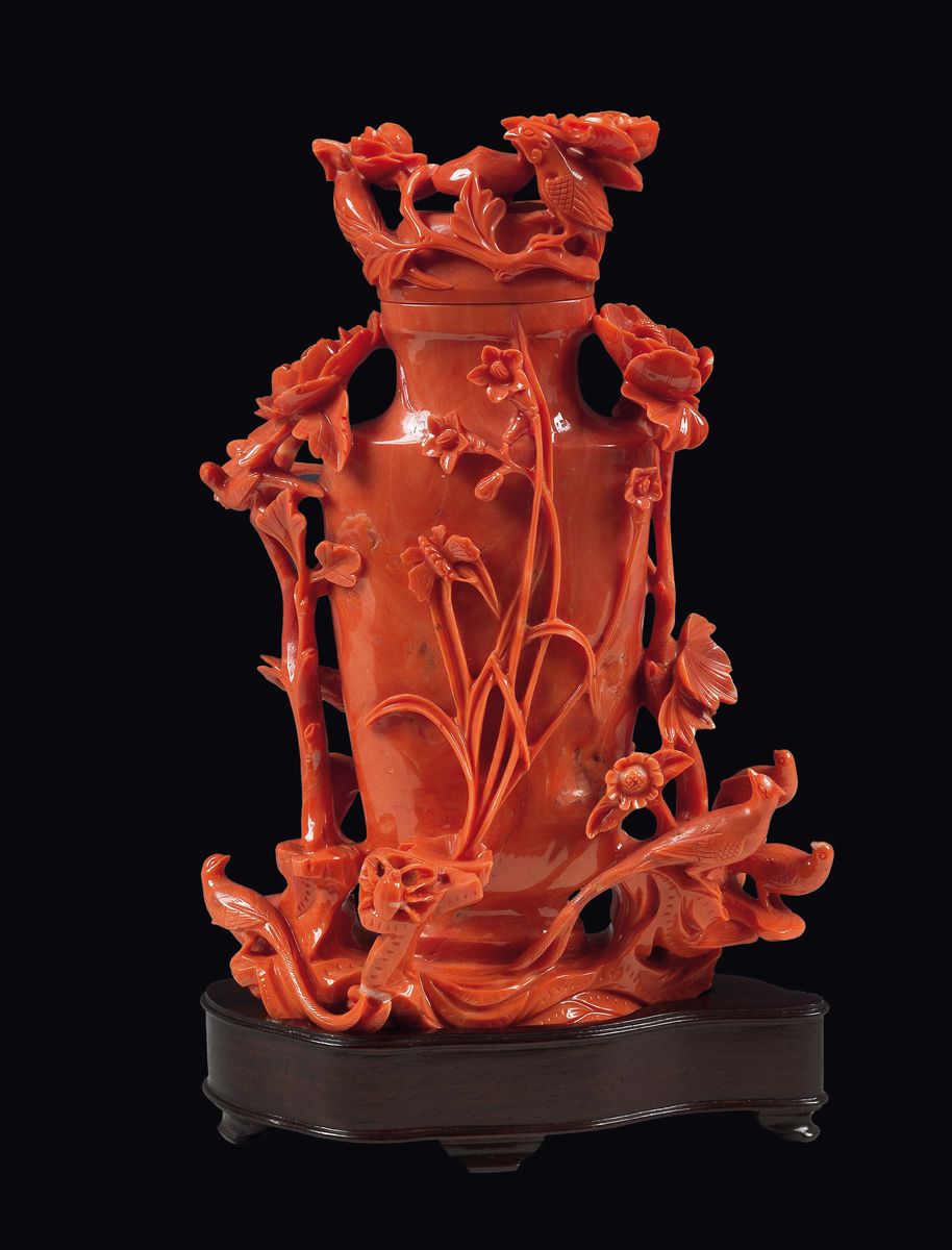 Vaso con Coperchio Scolpito in Corallo Adornato da Fiori, Uccellini e Farfalle a Rilievo, Cina, D...