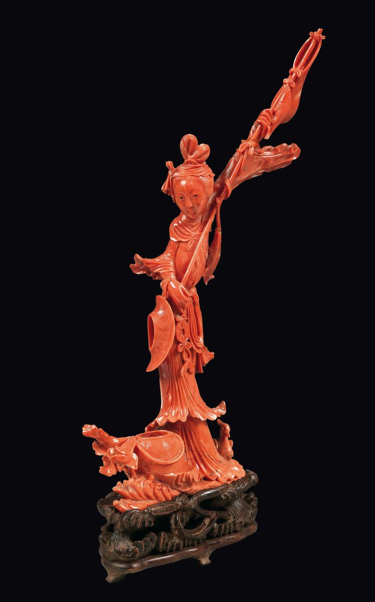 Figura di Guanyin con Vessillo e Cesta di Vimini Scolpita in Corallo, Cina, Inizio XX Secolo
