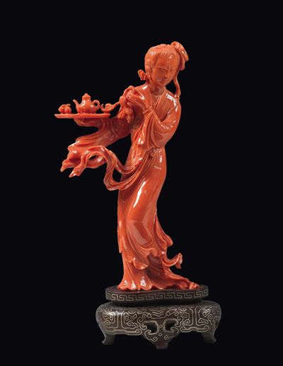 Piccola Guanyin in Corallo che Regge un Vassoio per il The, Cina, Inizio XX Secolo