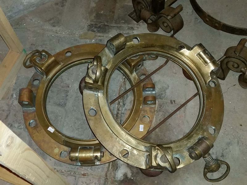 Due oblò in ottone  - Asta Arredi dalle dimore degli eredi Ercole Marelli e altre provenienze - Cambi Casa d'Aste