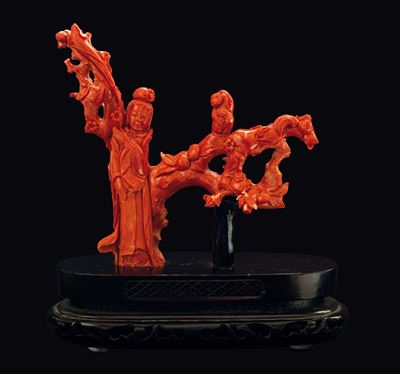 Gruppo Scolpito in Corallo Raffigurante Guanyin con Scoiattoli e Scimmietta su un Albero, Cina, I...
