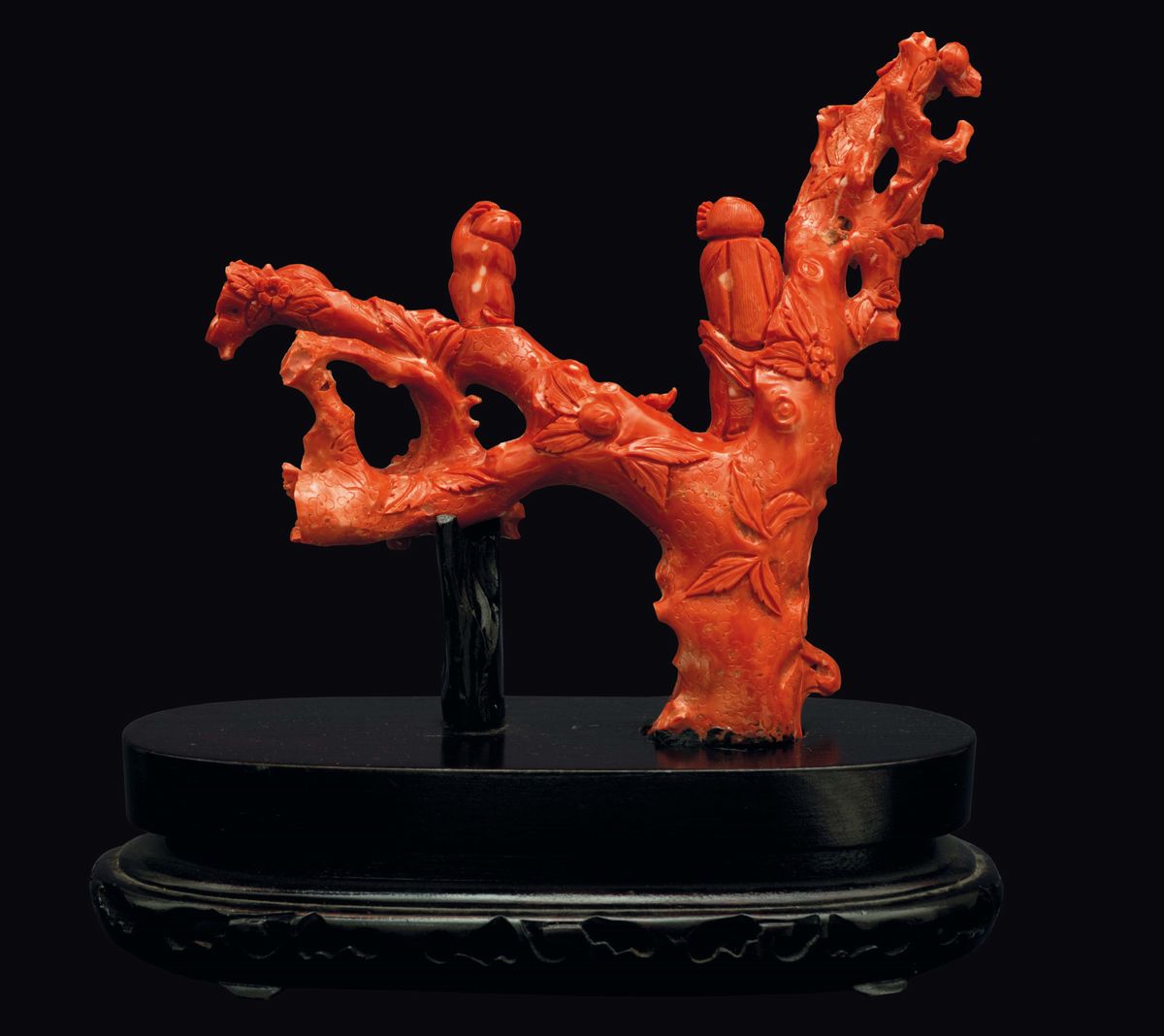 Gruppo Scolpito in Corallo Raffigurante Guanyin con Scoiattoli e Scimmietta su un Albero, Cina, I...