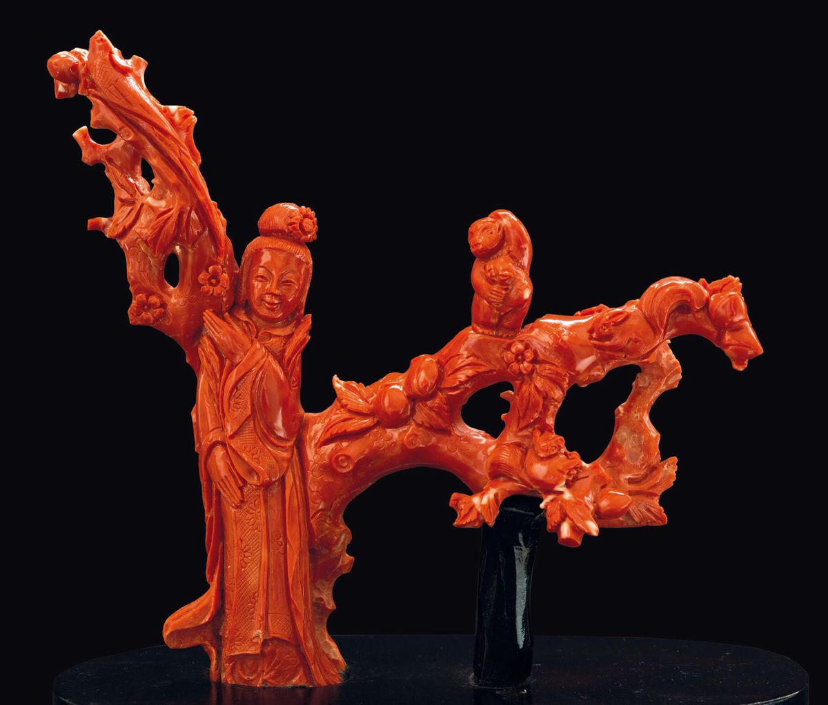 Gruppo Scolpito in Corallo Raffigurante Guanyin con Scoiattoli e Scimmietta su un Albero, Cina, I...