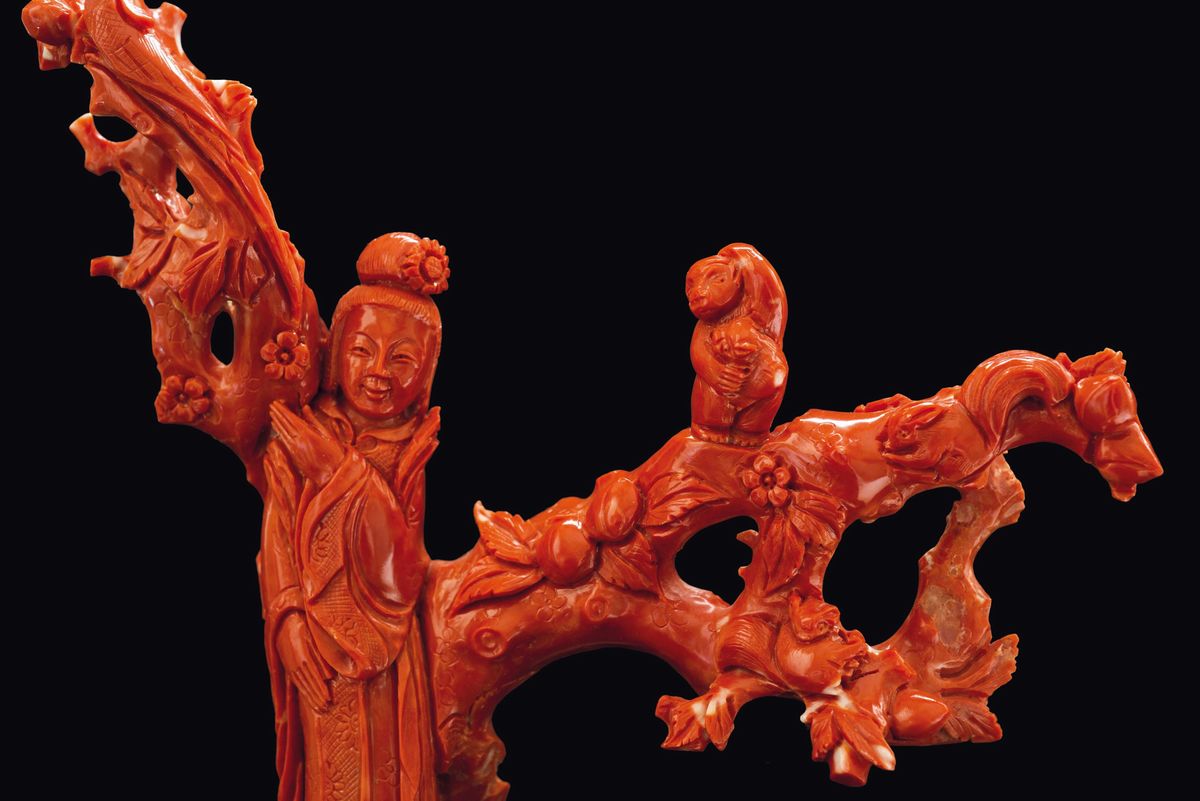 Gruppo Scolpito in Corallo Raffigurante Guanyin con Scoiattoli e Scimmietta su un Albero, Cina, I...