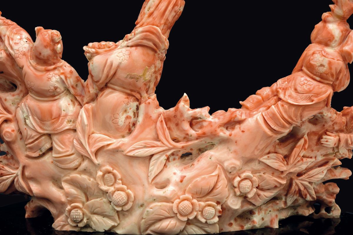 Gruppo Scolpito in Corallo Raffigurante Guanyin e Fanciulli Attorno Ad un Albero, Cina, Inizio XX...