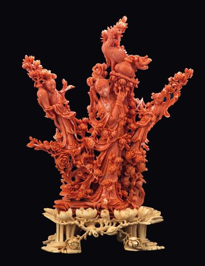 Gruppo Finemente Scolpito in Corallo Raffigurante Tre Guanyin Circondate da Rose con Base Scolpit...