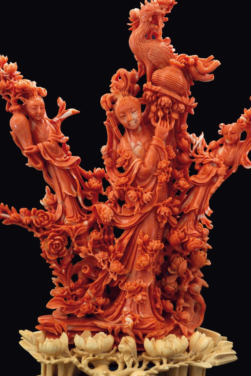 Gruppo Finemente Scolpito in Corallo Raffigurante Tre Guanyin Circondate da Rose con Base Scolpit...