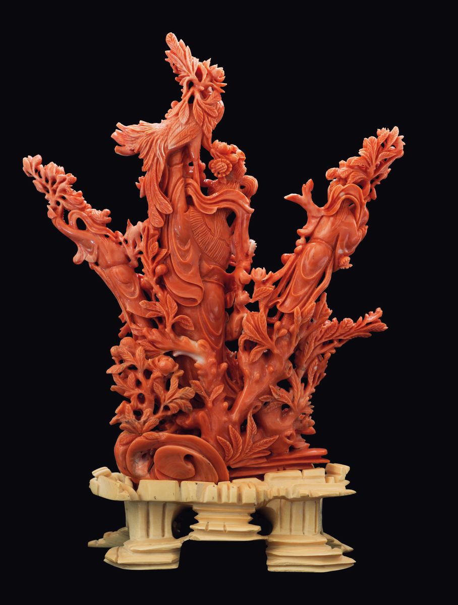 Gruppo Finemente Scolpito in Corallo Raffigurante Tre Guanyin Circondate da Rose con Base Scolpit...