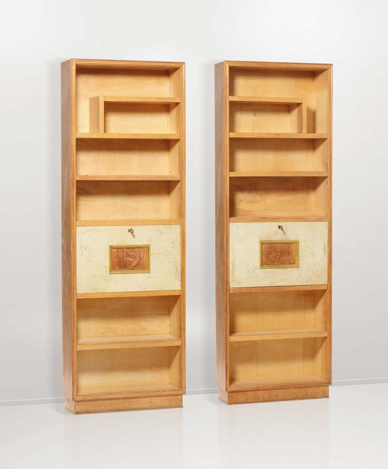 Libreria composta da due sezioni in legno di acero con rivestimenti in pergamena. Prod. Italia, 1950 ca.  - Asta Design - II - Cambi Casa d'Aste