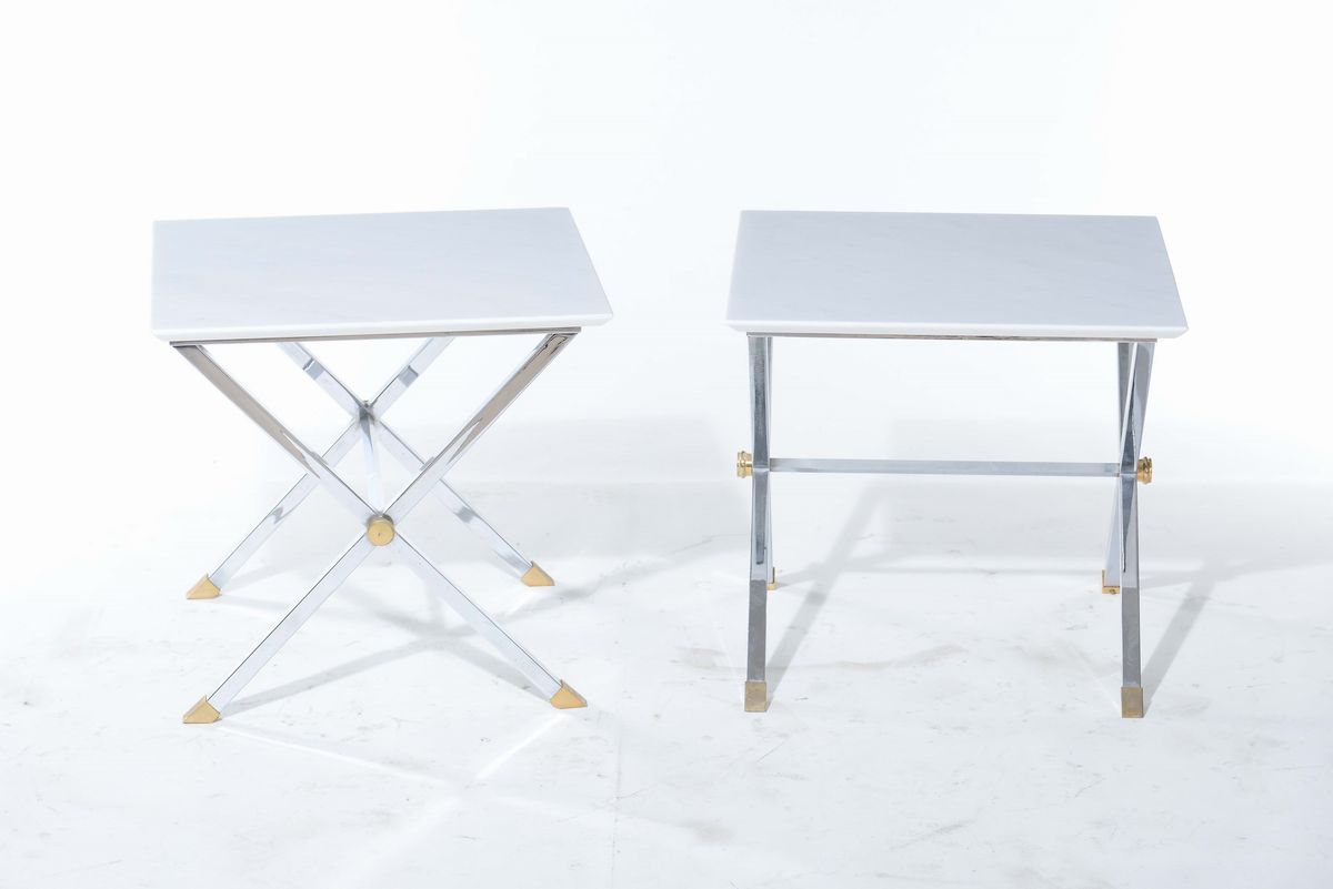 Coppia di Tavolini con Struttura in Metallo Cromato, Finiture in Ottone e Piano in Marmo. Prod. I...