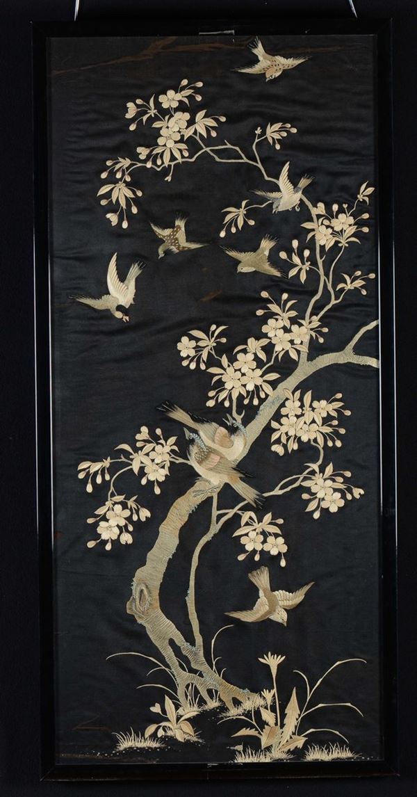 Lotto di tre pannelli in seta nera ricamati con volatili posati su rami fioriti, Giappone, XX secolo