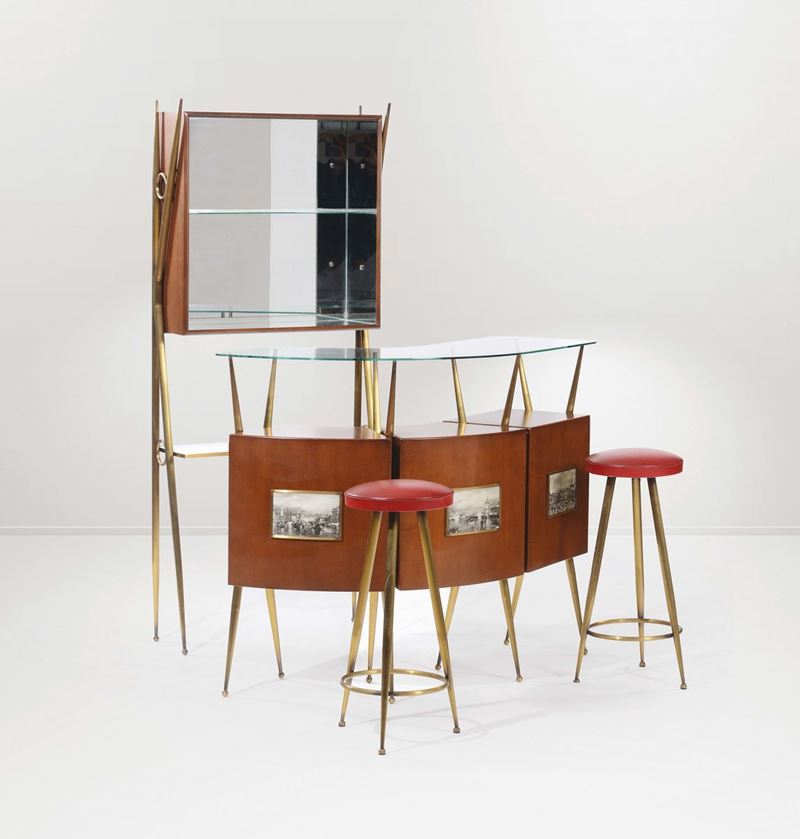 Set bar composto da due sgabelli in ottone e skai, banco e scaffale in legno, ottone e vetro. Prod. Italia, 1950 ca.  - Auction Design - II - Cambi Casa d'Aste