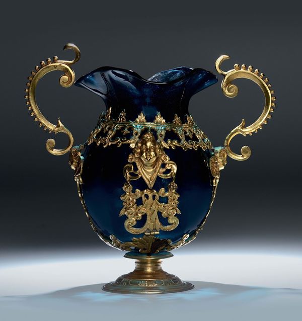 Importante vaso in vetro soffiato blu cobalto con montatura in bronzo dorato. Firenze, fine XVI, inizi  [..]