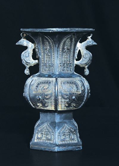 Vaso in Bronzo Sbalzato a Doppia Ansa con Decoro Geometrico D'ispirazione Arcaica, Cina, Dinastia...