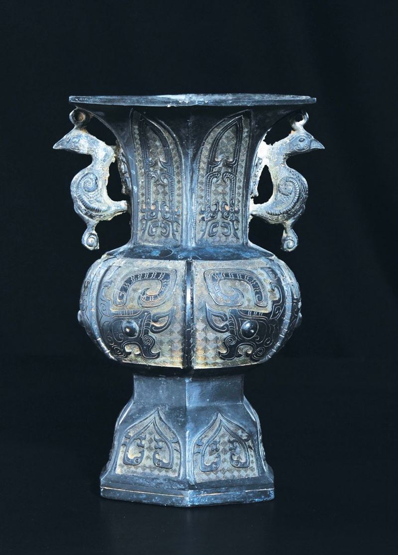 Vaso in bronzo sbalzato a doppia ansa con decoro geometrico d'ispirazione arcaica, Cina, Dinastia Ming, XVII secolo  - Asta Chinese Works of Art - Cambi Casa d'Aste
