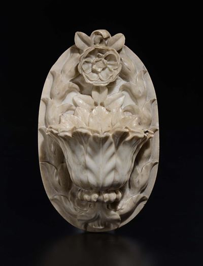 Piccola Acquasantiera in Marmo Bianco Scolpito, Scultore di Ambito Gagginesco, Italia Meridionale...