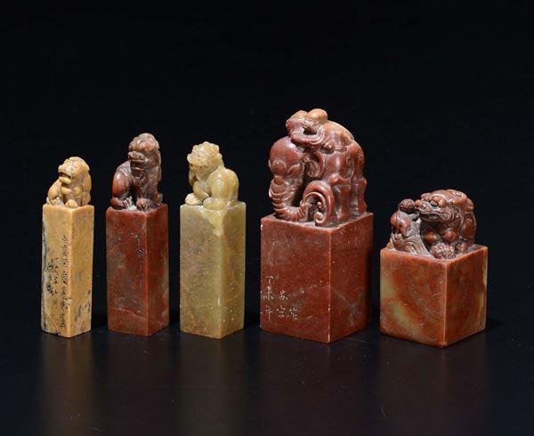 Cinque sigilli in pietra dura sormontati da cani di Pho, Cina, XX secolo