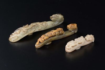 Tre Fibbie Scolpite a Guisa di Draghetto in Giada Bianca e Giada Gialla e Russet, Cina, XX Secolo