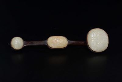 Ruyi in Legno con Placche in Giada Bianca e Russet Scolpite a Decoro Naturalistico, Cina, Dinasti...