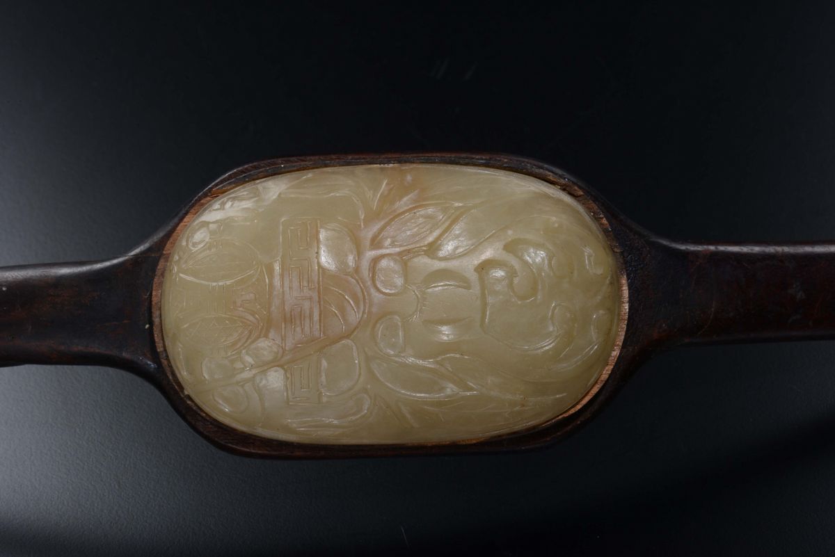 Ruyi in Legno con Placche in Giada Bianca e Russet Scolpite a Decoro Naturalistico, Cina, Dinasti...