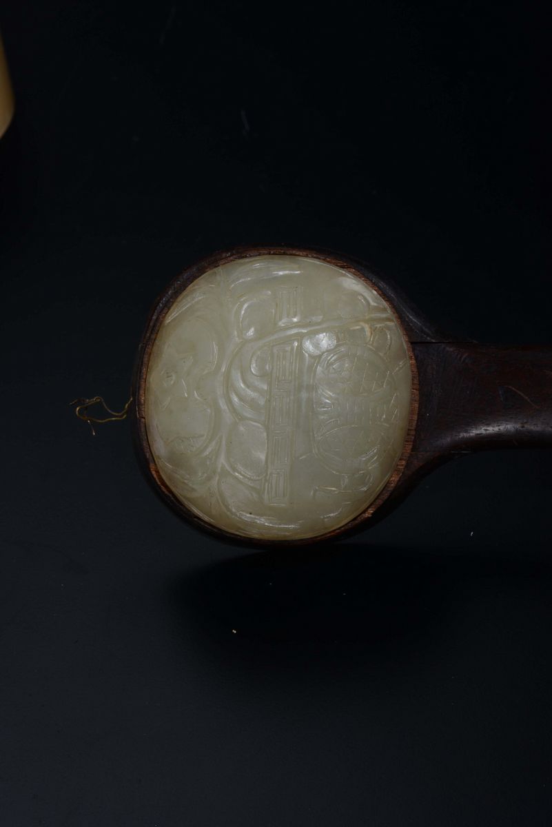 Ruyi in Legno con Placche in Giada Bianca e Russet Scolpite a Decoro Naturalistico, Cina, Dinasti...