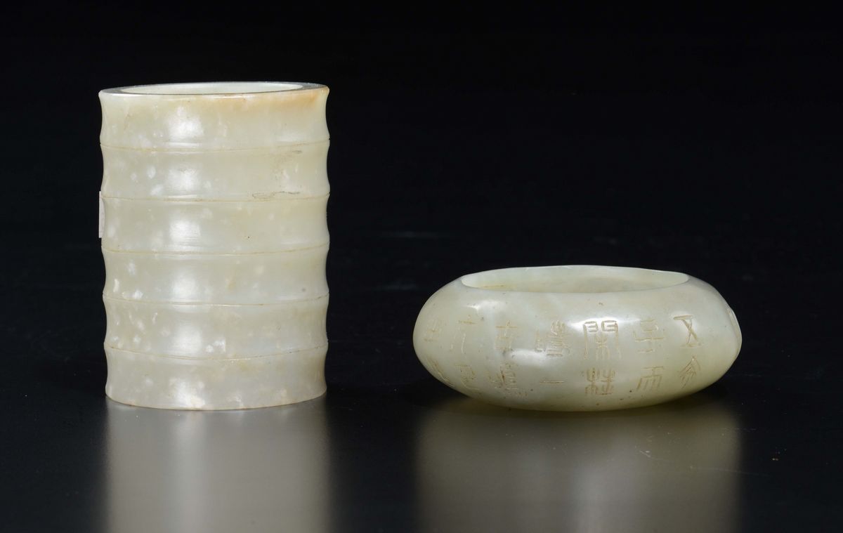 Sciacquapennelli con Iscrizioni e Cilindro Sbalzato in Giada Bianca e Russet, Cina, XX Secolo