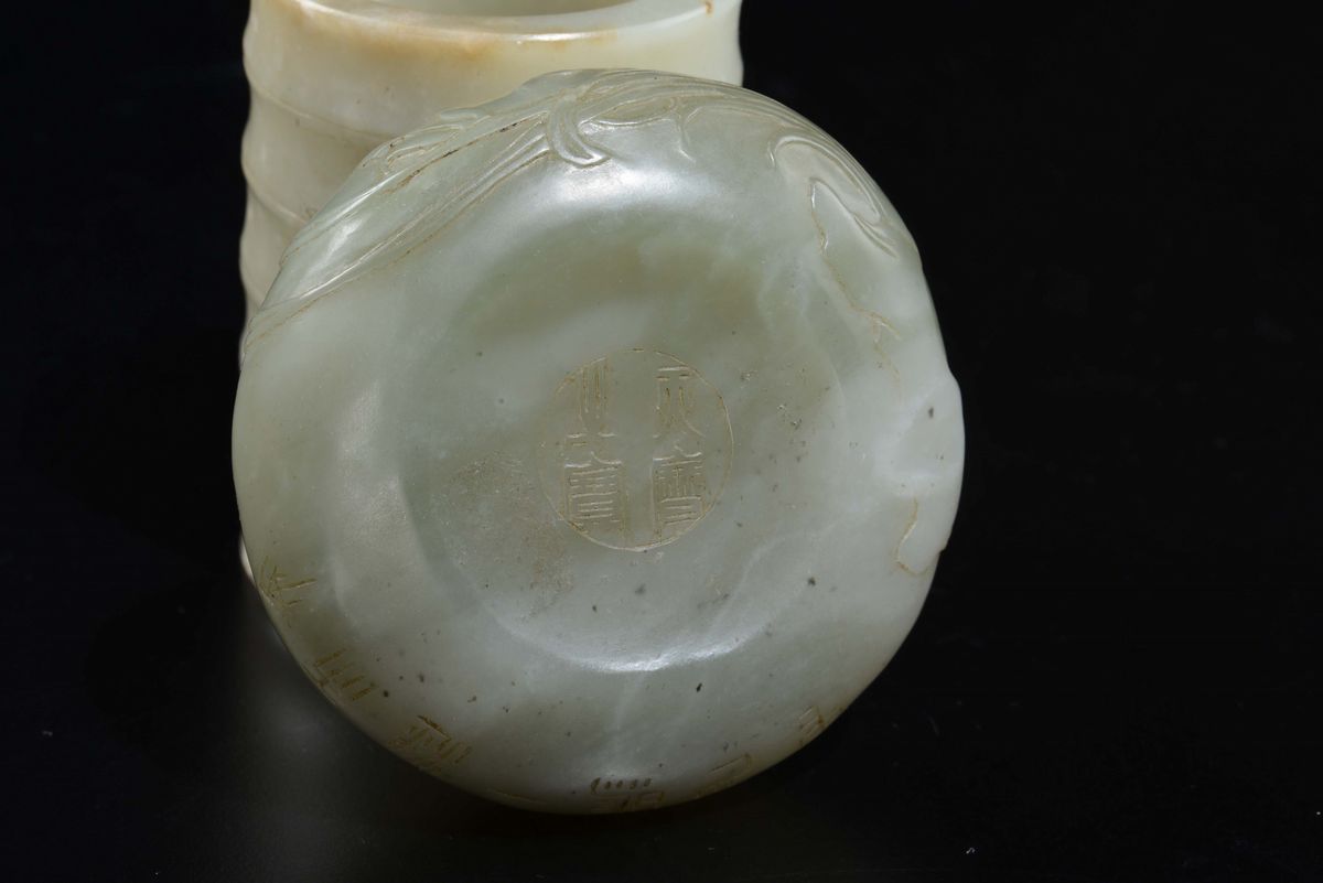 Sciacquapennelli con Iscrizioni e Cilindro Sbalzato in Giada Bianca e Russet, Cina, XX Secolo