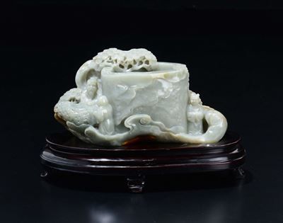 Sciacquapennelli in Giada Celadon e Russet con Decoro a Rilievo di Personaggi e Alberi, Cina, XX ...