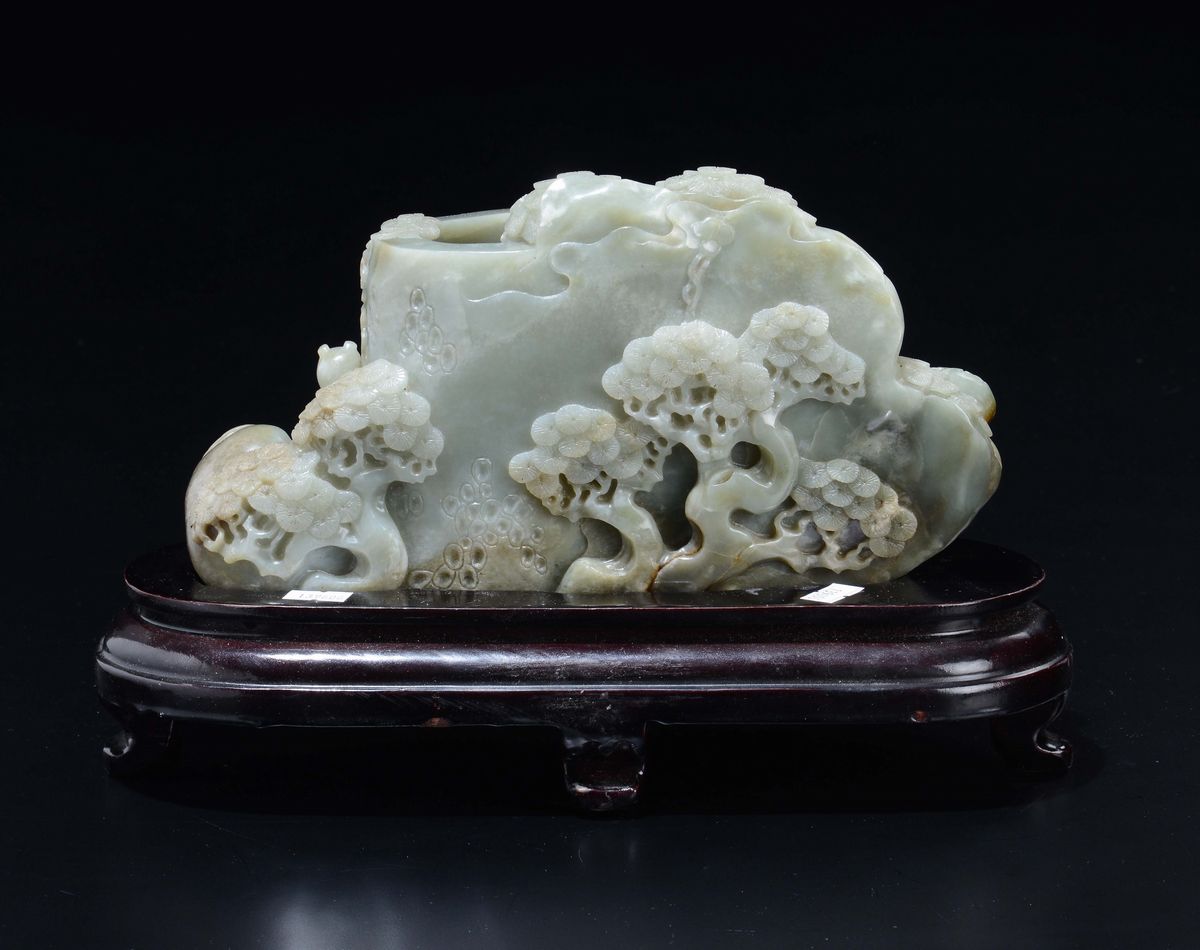 Sciacquapennelli in Giada Celadon e Russet con Decoro a Rilievo di Personaggi e Alberi, Cina, XX ...