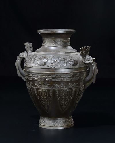 Vaso in Bronzo a Doppia Ansa con Decoro Geometrico D'ispirazione Arcaica, Cina, Dinastia Qing, XV...