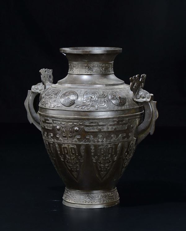 Vaso in bronzo a doppia ansa con decoro geometrico d'ispirazione arcaica, Cina, Dinastia Qing, XVIII secolo
