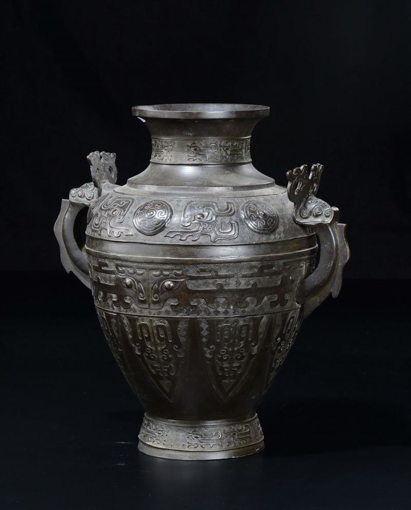 A bronze double-handled vase with geometric archaic style decorations, China, Qing Dynasty, 18th century  - Auction Chinese Works of Art - Cambi Casa d'Aste
