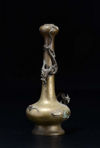 Vaso con Collo a Testa D'aglio in Bronzo Dorato con Draghi a Rilievo, Cina, Dinastia Qing, Fine X...