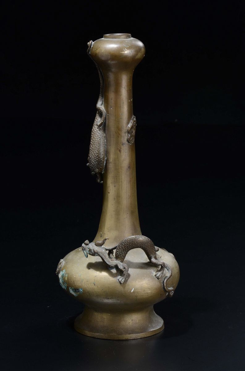 Vaso con Collo a Testa D'aglio in Bronzo Dorato con Draghi a Rilievo, Cina, Dinastia Qing, Fine X...