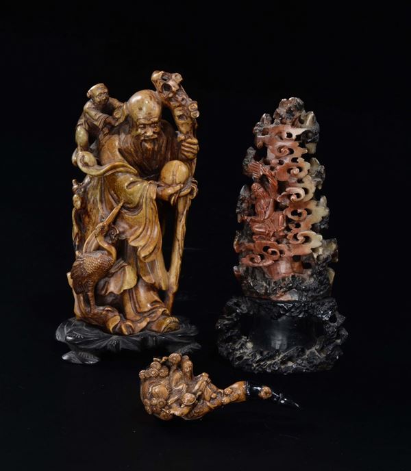 Lotto di due sculture ed una pipa in saponaria, Cina, XX secolo
