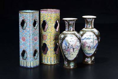 Due Coppie di Vasi a Smalti Cloisonné, Due Squadrati e Traforati e Due con Personaggi Entro Riser...