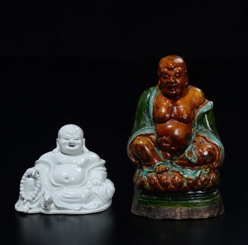 Lot of one Blanc de Chine figure of Budai and one polychrome enamelled Budai on lotus flower, China, Qing Dynasty, early 19th century  - Auction Chinese Works of Art - Cambi Casa d'Aste