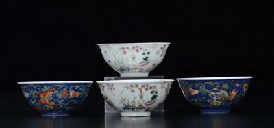 Due Coppie di Coppette in Porcellana a Smalti Policromi con Decori Floreali, Cina, XX Secolo