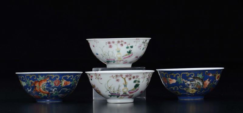 Due coppie di coppette in porcellana a smalti policromi con decori floreali, Cina, XX secolo  - Asta Chinese Works of Art - Cambi Casa d'Aste