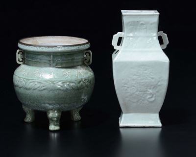 Un Vaso a Doppia Ansa ed un Incensiere Tripode in Porcellana Celadon, Cina, XX Secolo