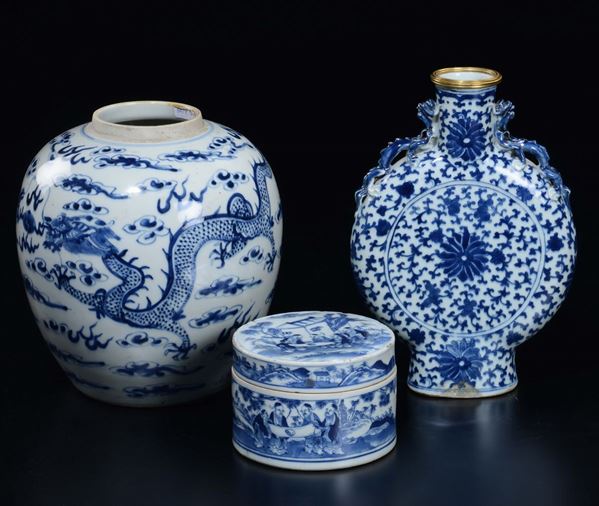Lotto di oggetti in porcellana bianca e blu, una fiasca, una giara ed una scatolina con coperchio, Cina,  [..]