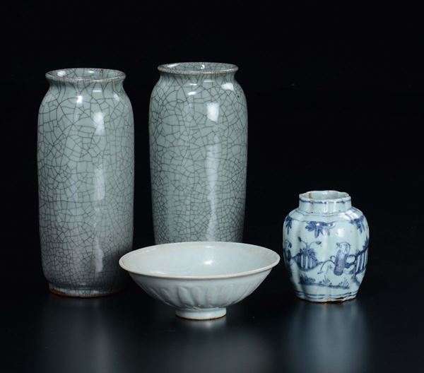 Lotto di oggetti in porcellana, coppia di vasi craquelè, una ciotola ed un vasetto con personaggi, Cina, XX secolo