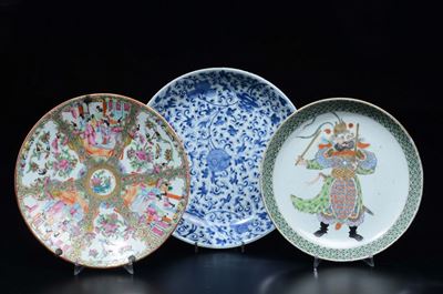 Lotto di Tre Piatti Differenti in Porcellana a Smalti Policromi, Cina, Dinastia Qing, XIX-XX Seco...