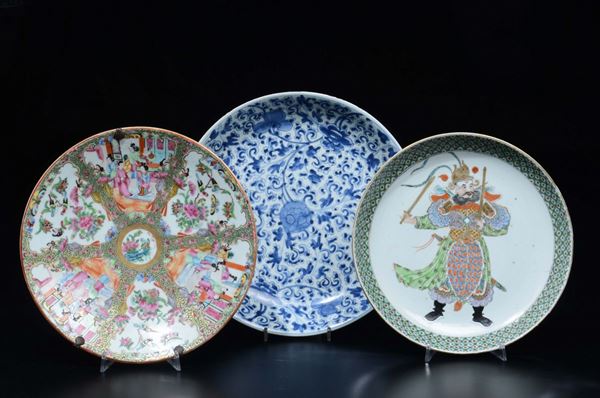 Lotto di tre piatti differenti in porcellana a smalti policromi, Cina, Dinastia Qing, XIX-XX secolo