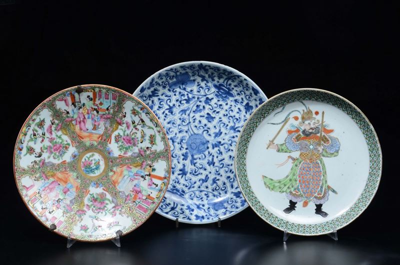 Three different polychrome enamelled porcelain dishes, China, Qing Dynasty, 19th-20th century  - Auction Chinese Works of Art - Cambi Casa d'Aste