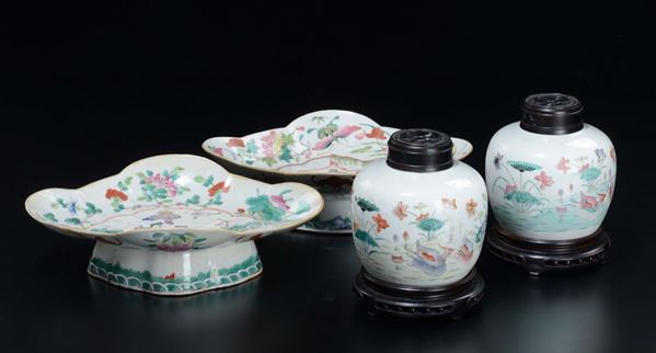 Coppia di alzatine e coppia di piccole potiches con coperchio in porcellana a smalti policromi con decoro naturalistico, Cina, Dinastia Qing, XIX secolo